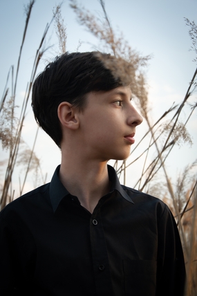 秋天少年芦苇荡写真图片